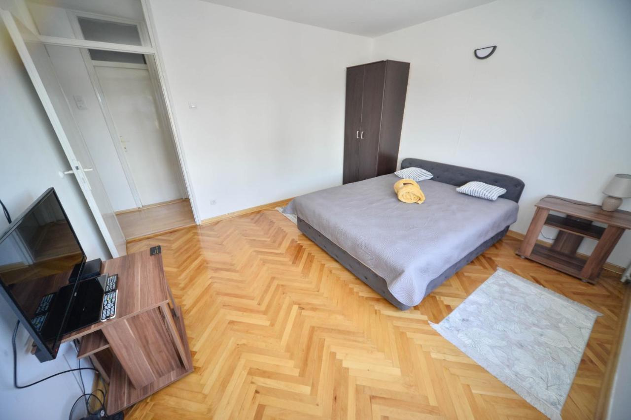 Ferienwohnung Apartman Centar Lux Pirot Exterior foto